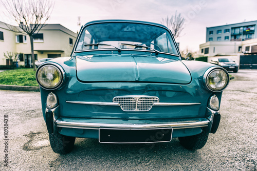 Petite voiture bleue