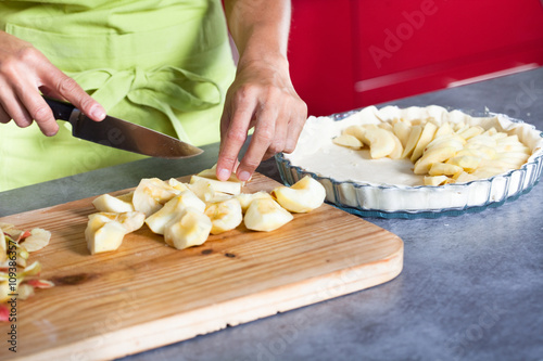 gros plan de femme qui fait une tarte aux pommes