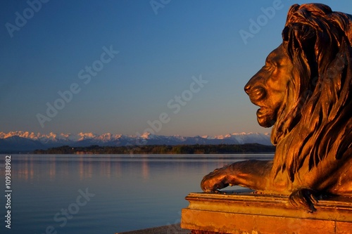 Löwenstatue am Seeufer