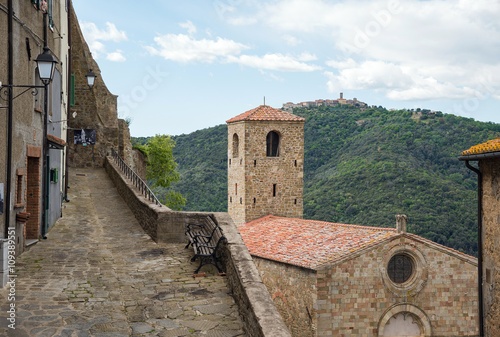 centro storico medievale in toscana, Italia photo