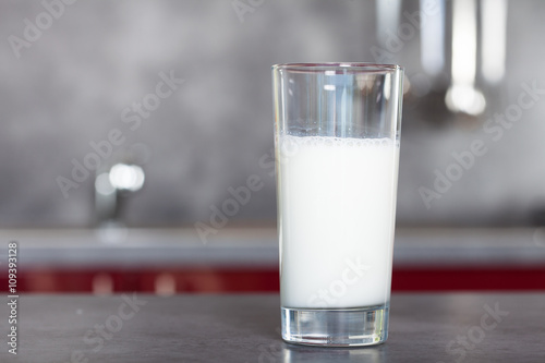 verre de lait sur une table photo