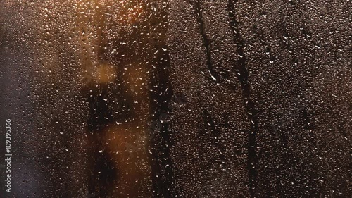 дорожки от капель дождя на мокром стекле photo