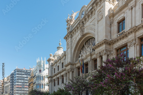 Detailansicht eines Gebäudes in Valencia vor blauem Himmel