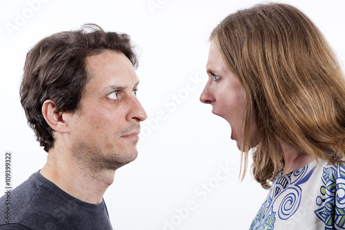 Mujer gritando a hombre photo