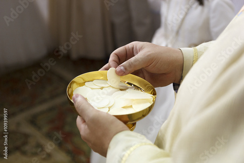 Comunión. Ceremonia religiosa. Comulgando. Ritual religioso.