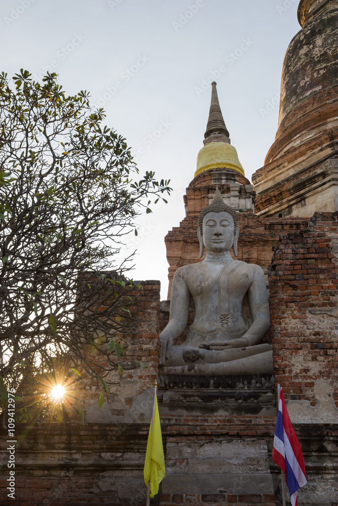 Obraz premium Buddha Status at Wat yai chaimongkol in Ayuthaya, Thailand