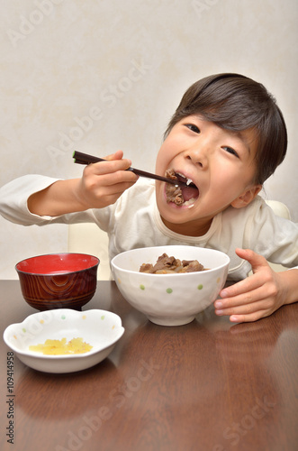 牛丼を美味しそうに食べる女の子