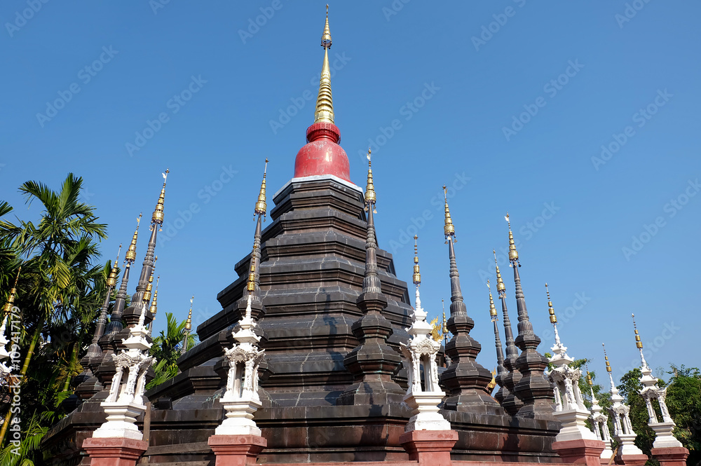 Fototapeta premium Burmese style stupa at Wat Pan Tao