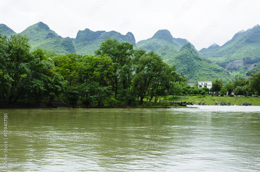 Beautiful mountains and river scenery
Beautiful mountains and river scenery