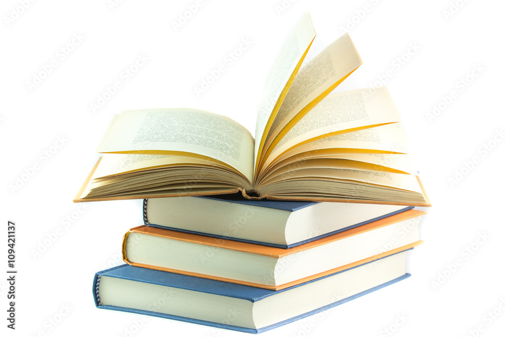 Un libro apero su una pila di libri Un libro apero su una pila di libri