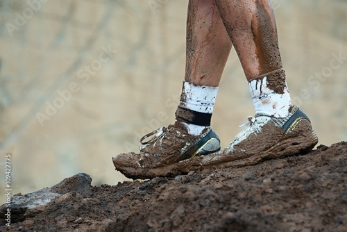 Mud race runners,muddy running shoes