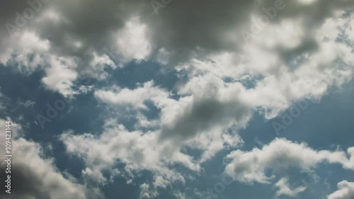流れる雲　タイムラプス　晴れの空　