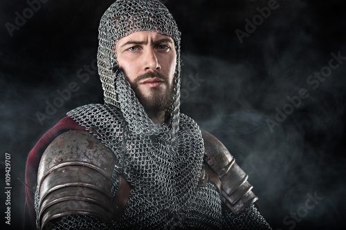 Photo Medieval Warrior with chain mail armour and red Cloak