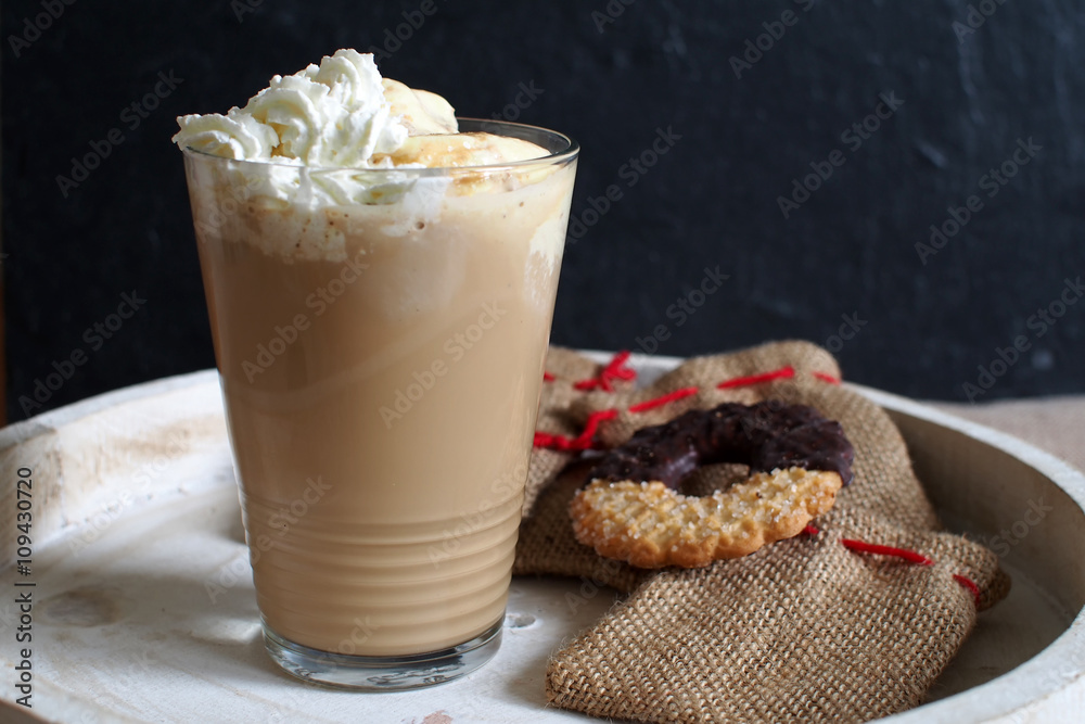 Eiskaffee mit Vanilleeis und Keksen Eiskaffee mit Vanilleeis und Keksen