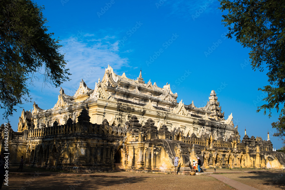 Naklejka premium Maha Aung Mye Bon Zan Monastery