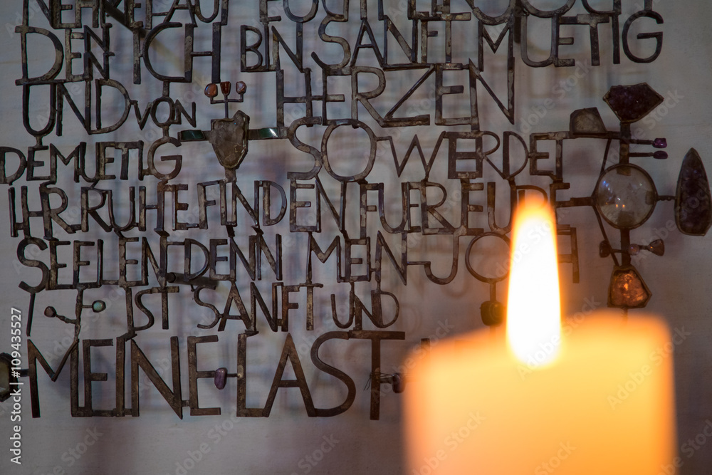 warmes Kerzenlicht in Altarraum mit Bibel, Kreuz und brennender Kerze und Kunst warmes Kerzenlicht in Altarraum mit Bibel, Kreuz und brennender Kerze und Kunst