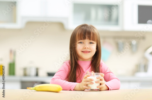 Beautiful little girl havin...