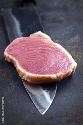 Thunfisch Tataki Filet auf Yanagiba Klinge photo