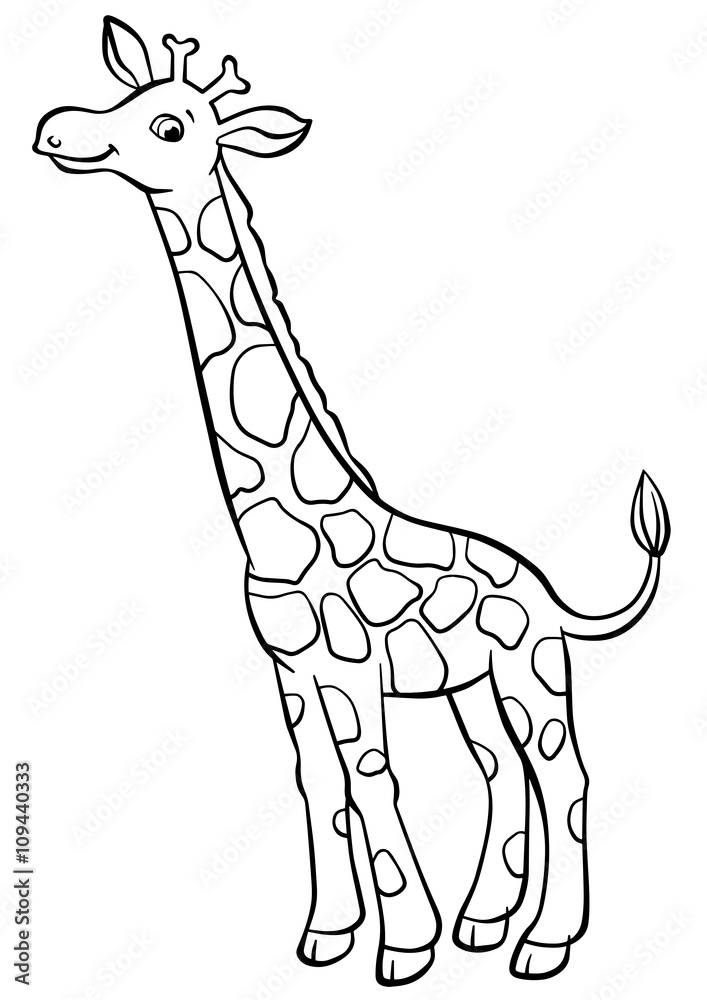 Obraz premium Mała śliczna żyrafa stoi i uśmiecha się.