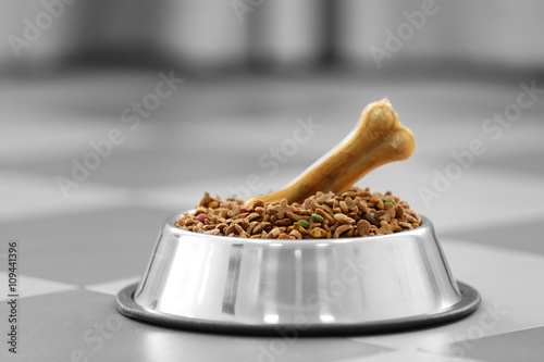 Fototapeta Naklejka Na Ścianę i Meble -  Pet food in a metal bowl on a floor.