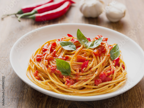 Obraz na płótnie rustic italian spaghetti arrabbiata pasta w salonie