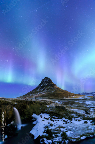 Fototapeta Naklejka Na Ścianę i Meble -  Kirkjufell and Aurora in Iceland.