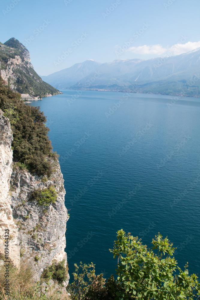 Le Lac de Garde depuis la Riviera des Citrons Le Lac de Garde depuis la Riviera des Citrons
