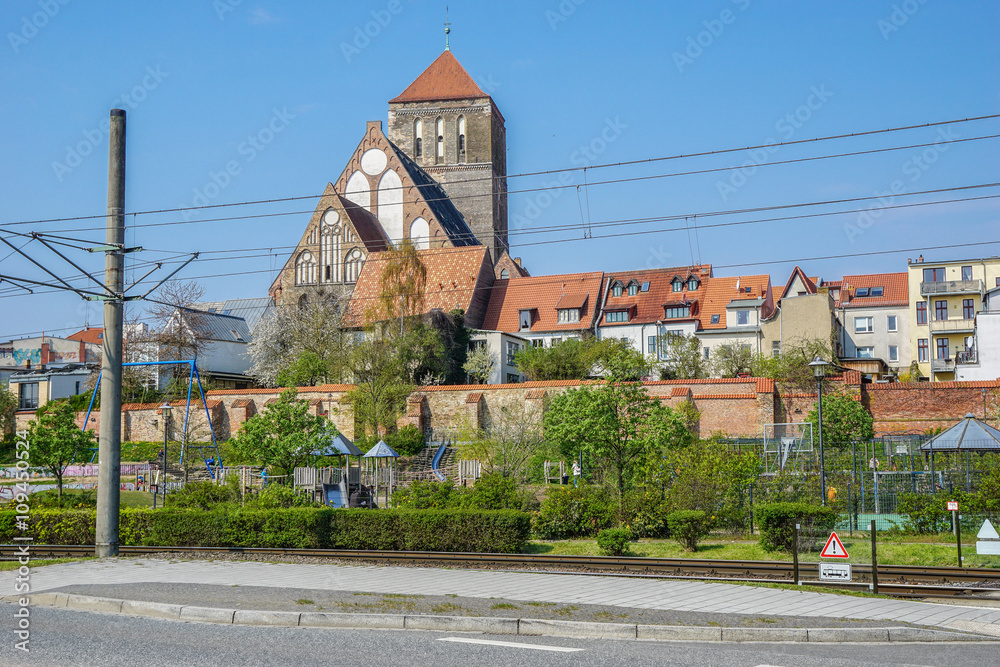 Blick auf Rostock - Stadtmauer und Häuser