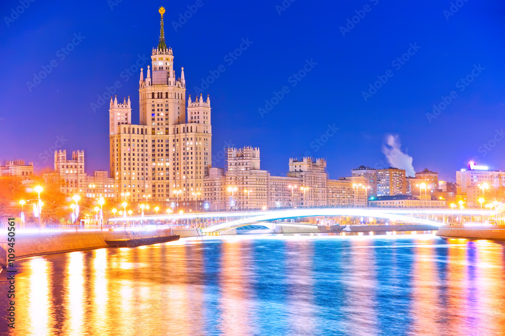 Obraz premium View of the Kotelnicheskaya Embankment Building along the Moscow River at night