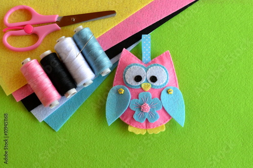 Felt owl embellishment. Felt owl toy. How to make a pretty felt owl - kids DIY crafts tutorial. Sheets of colored felt, scissors,  thread, needle