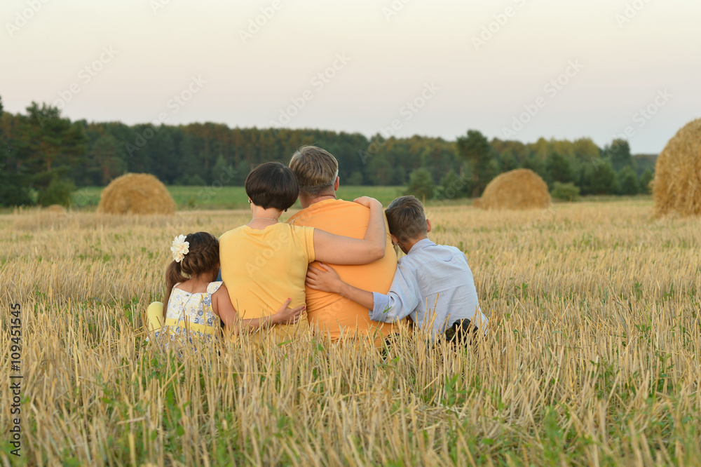 Naklejka premium happy family at field