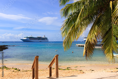 Caribbean sea, Grand cayman, cruise ship on the background © elvirkin