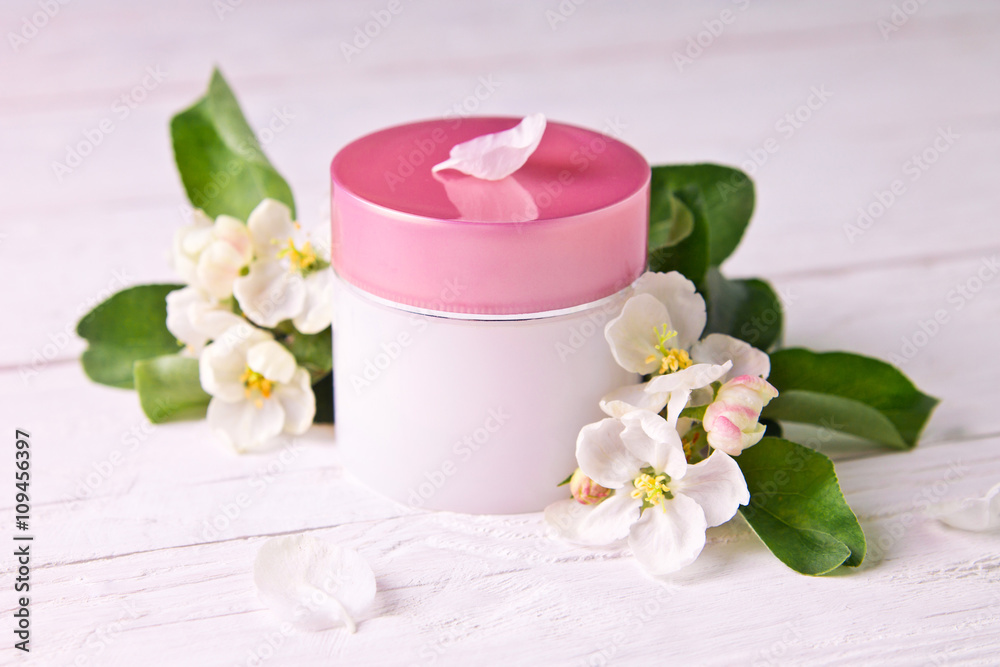 Natural facial cream with apple blossom Natural facial cream with apple blossom