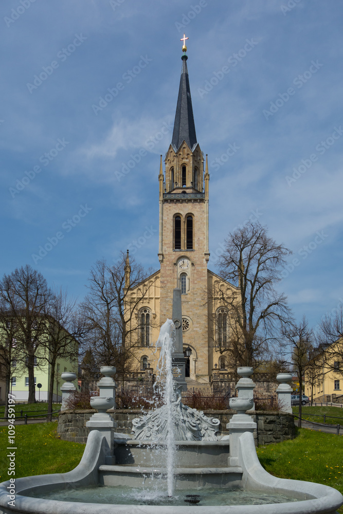 Aegidius-Kirche mit Springbrunnen in Lengenfeld im Vogtland