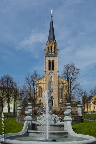 Aegidius-Kirche mit Springbrunnen in Lengenfeld im Vogtland