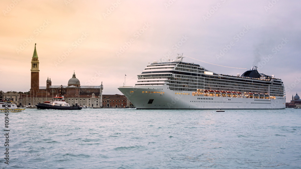 Wunschmotiv: Kreuzfahrtschiff auf dem canal grande, Venedig, Italien #109459356