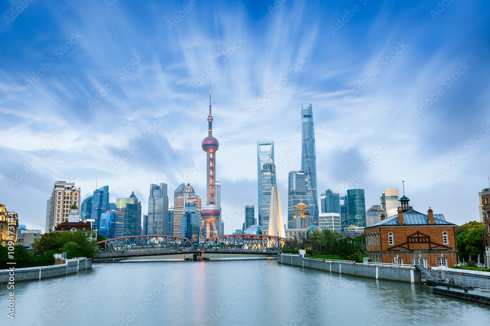 Obraz premium Beautiful modern city at dusk in Shanghai, China