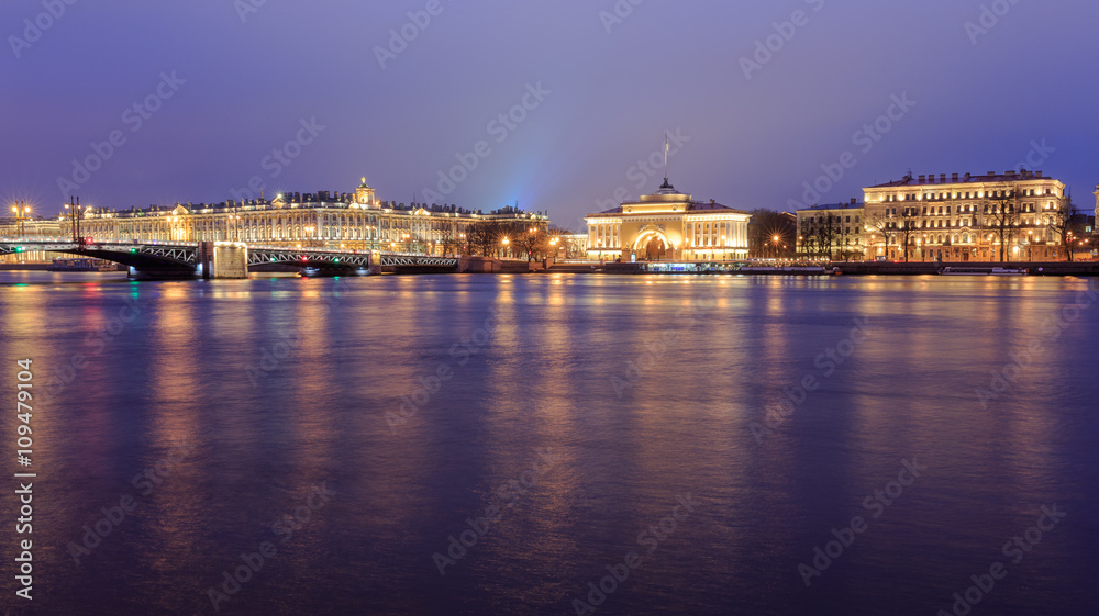 Blick über den Neva Fluss auf Sankt Petersburg bei Nacht