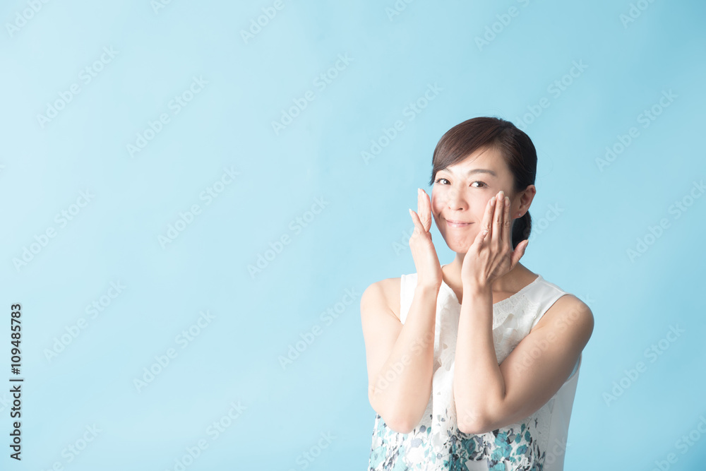 Fototapeta premium ビューティー・ミドル女性(ブルーバック)