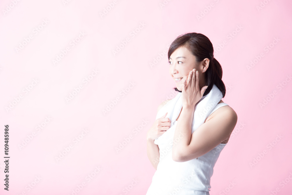 スポーティー・ミドル女性(ピンクバック)