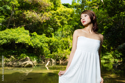 白いドレス女性と水辺