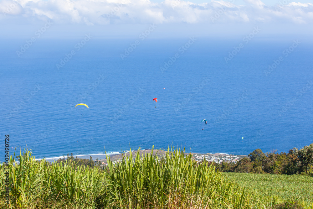 parapentes dans le ciel des Colimaçons, île de la Réunion 