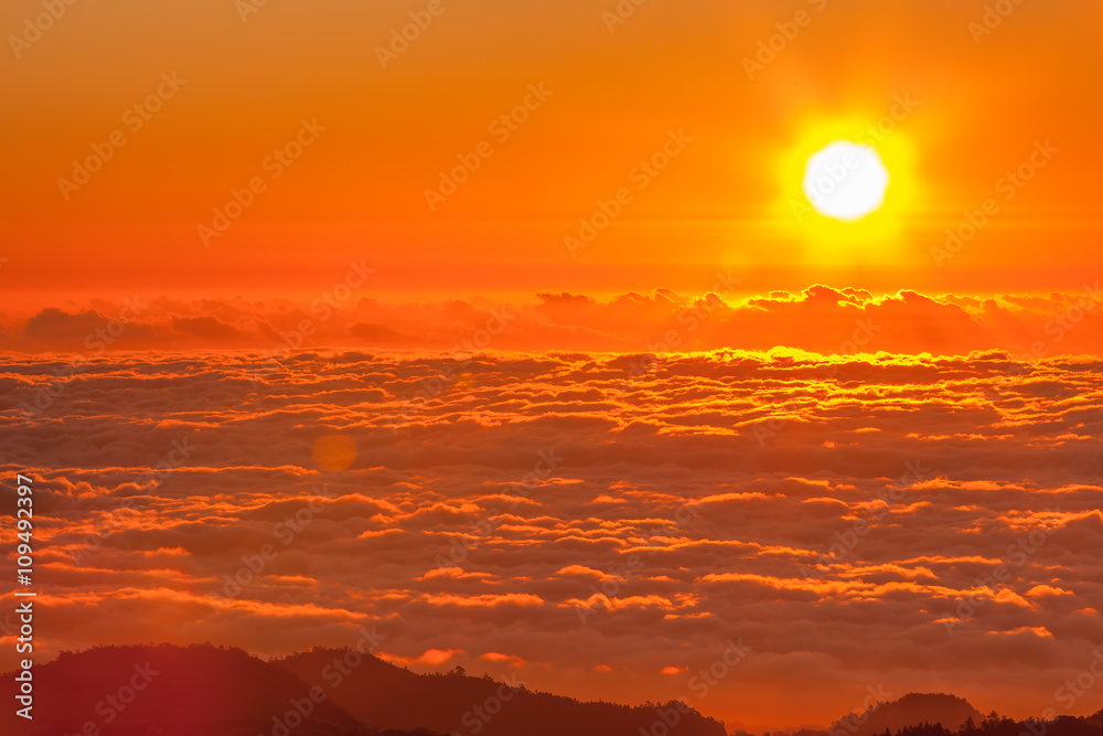 soleil au couchant sur mer de nuages, Réunion