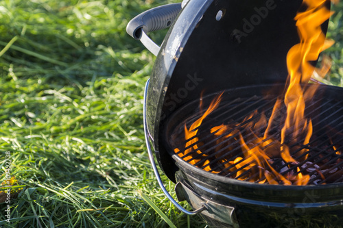 Grill / Barbecue in freier Natur - Gefahren / Feuer / Flammen photo