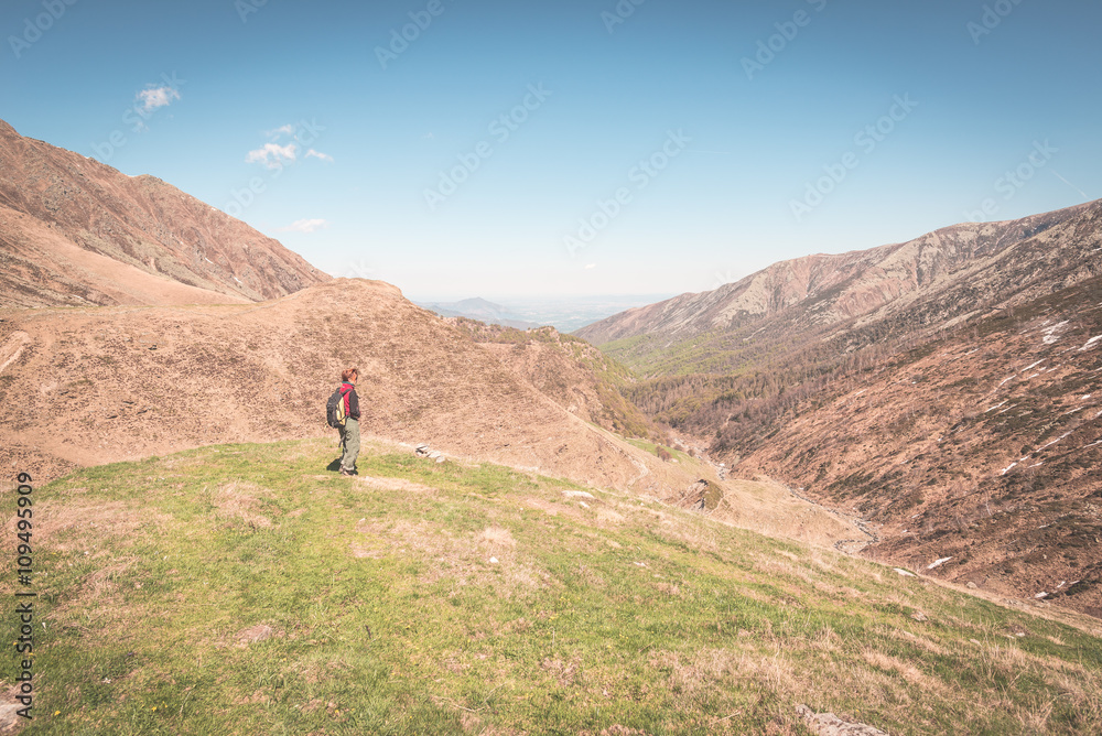 Obraz premium Hiking in the Alps on panoramic footpath, toned image