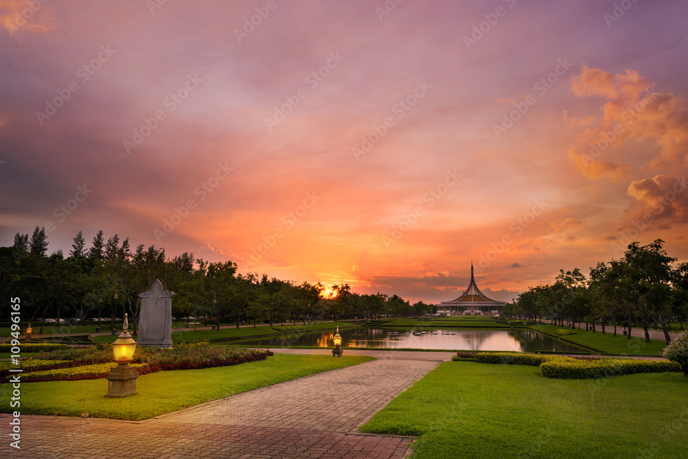 Beautiful sunset at suanluang rama 9. Suanluang Rama IX The publ - obrazy, fototapety, plakaty 
