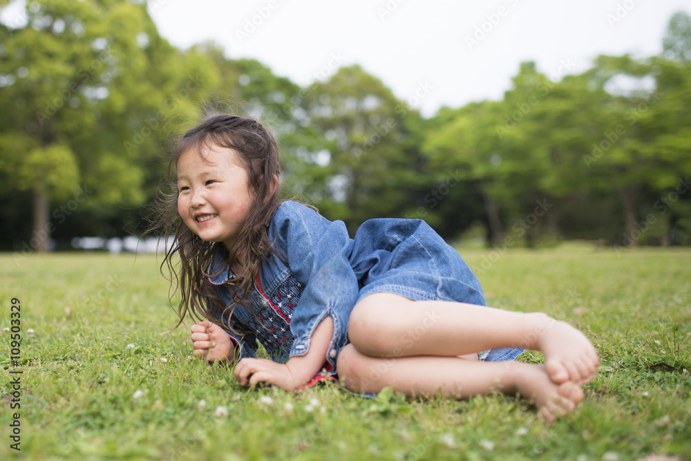 芝生で遊ぶ女の子