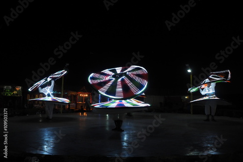 Canvas Print Dancers performing a traditional Arabic tanoura dance