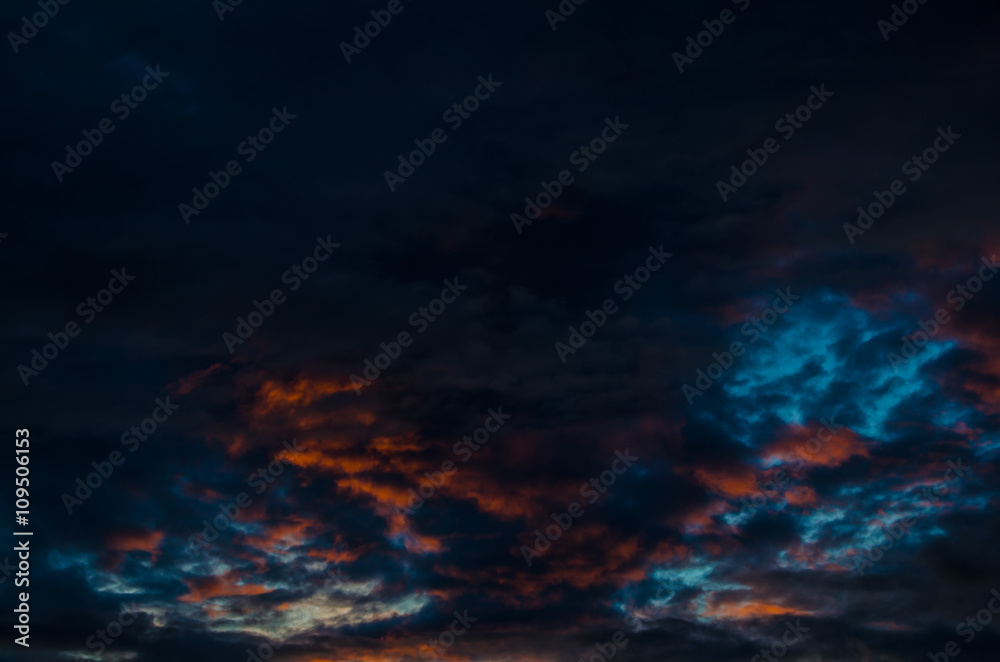 Obraz premium Sunset in the cloudy sky