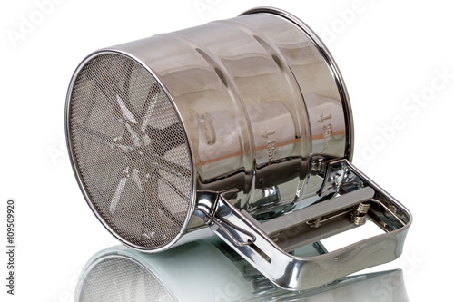 Mug with a mechanical sieve